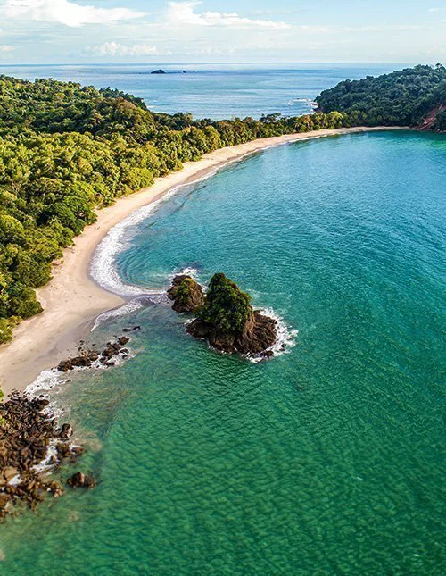 Luchtfoto van het tropische strand Espadilla en de kustlijn bij het nationaal park Manuel Antonio