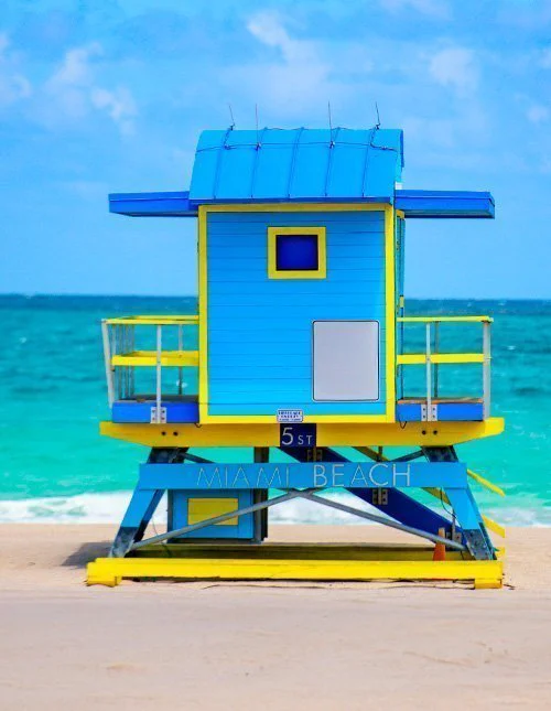 Strandwachtpost op Miami Beach in de zon van Florida