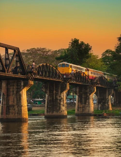Trein op de River Kwai-brug in Kanchanaburi, Thailand