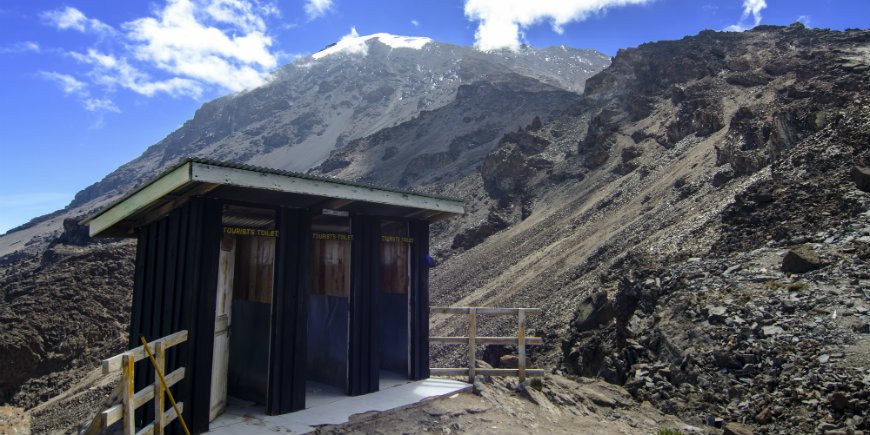 toilet barufu base camp