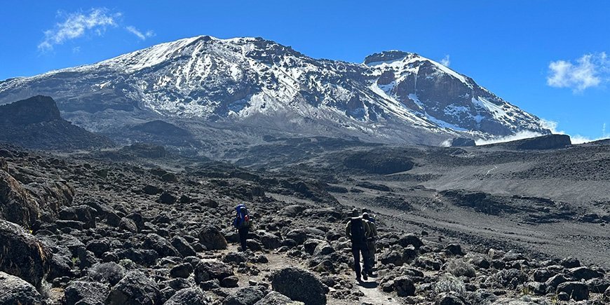 Een groep beklimt de Kilimanjaro