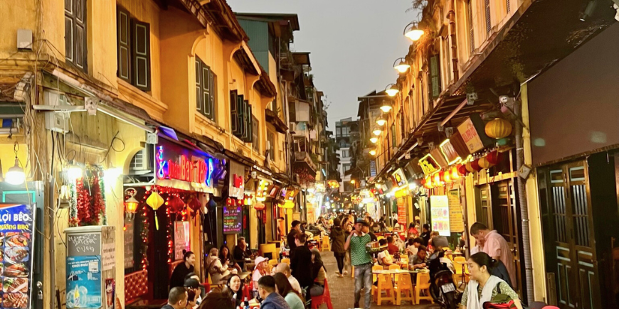 Hanoi straat in de avond