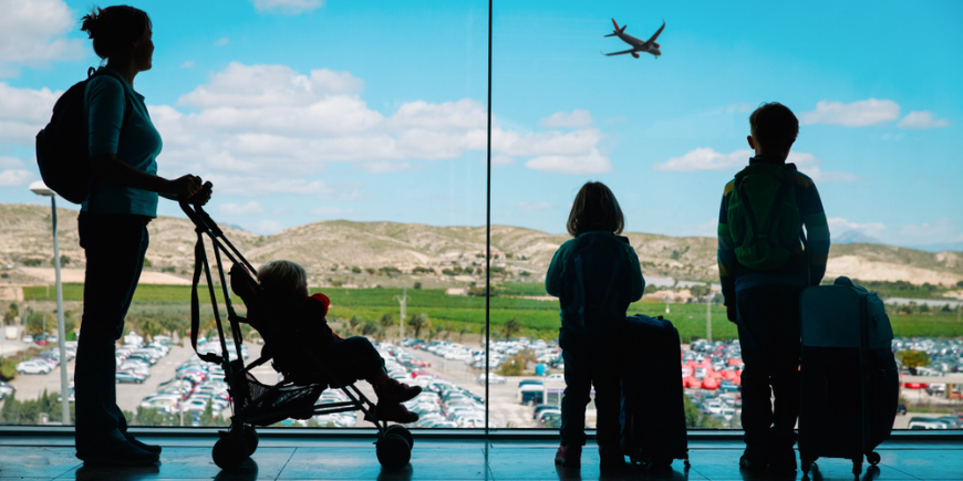 Moeder en kind wachten in de luchthaven