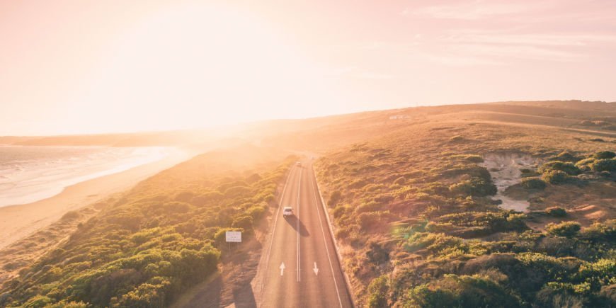 Zonsondergang bij de Great Ocean Road in de zomer