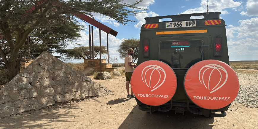 Een safariwagen van achteren gezien in het nationale park in Afrika.