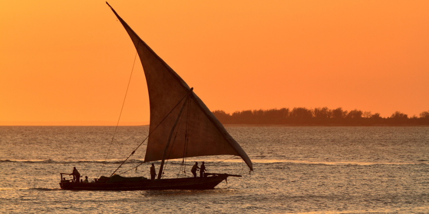 Traditionele dhow-zeilboot bij zonsondergang in Zanzibar, Tanzania