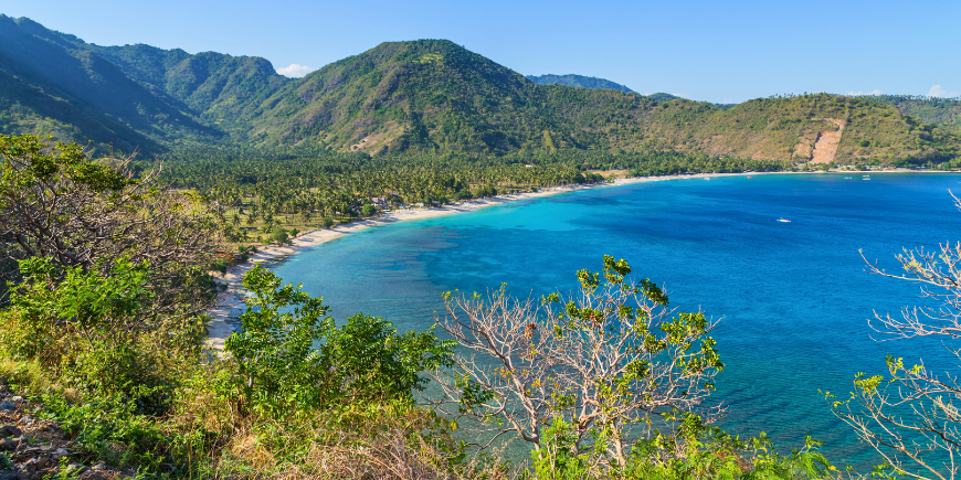 Weelderig groen uitzicht op het strand van Senggigi in Lombok 