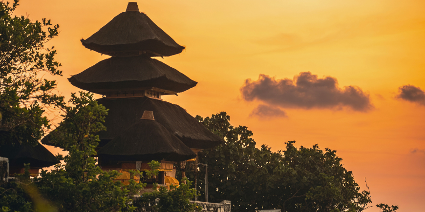 Uluwatu tempel bij zonsondergang