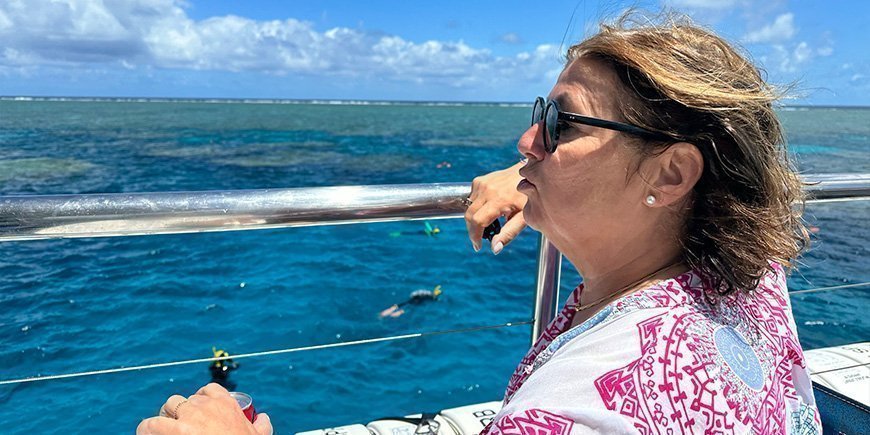 Beate op een boot bij het Great Barrier Reef in Australië