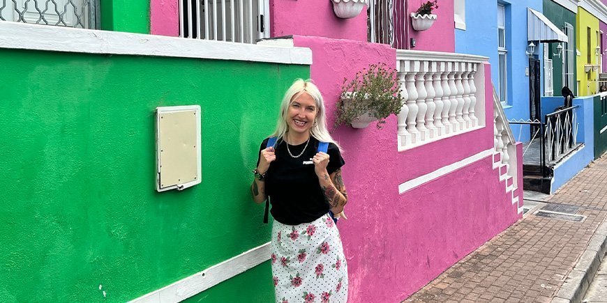 Catriona staat voor de kleurrijke huizen in Bo-Kaap in Kaapstad