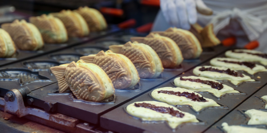 Een persoon die taiyaki voorbereidt