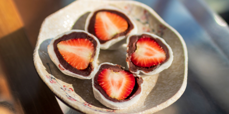 Mochi-rijstcakes met aardbeien op een bord