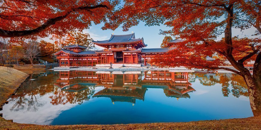 Herfstkleuren bij een tempel in Kyoto, Japan