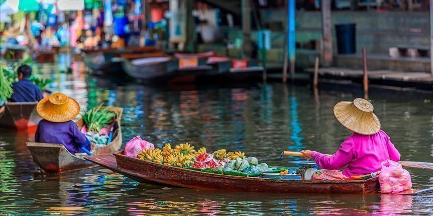 Bootjes op de drijvende markt in Bangkok, Thailand.