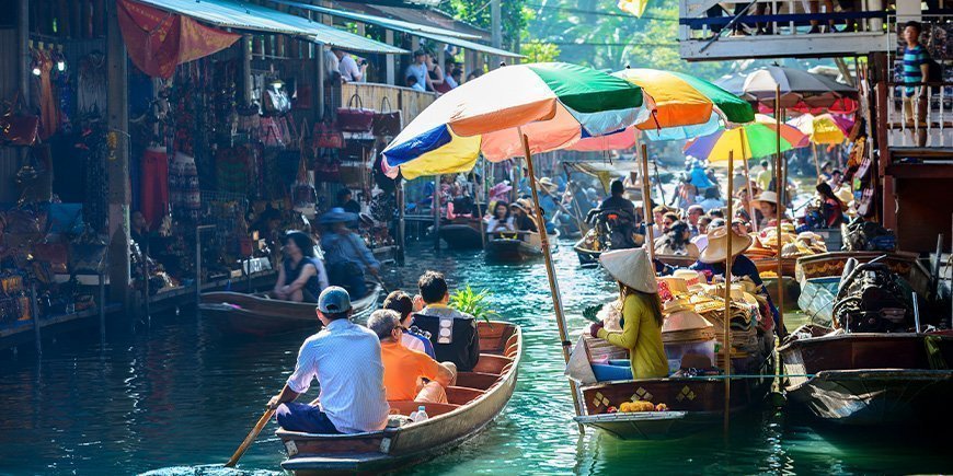 Beeld van de drijvende markten in Bangkok, Thailand.