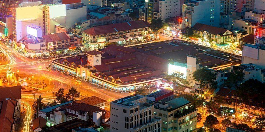 Ben Thanh Markt in de avond in Ho Chi Minh Stad, Vietnam.