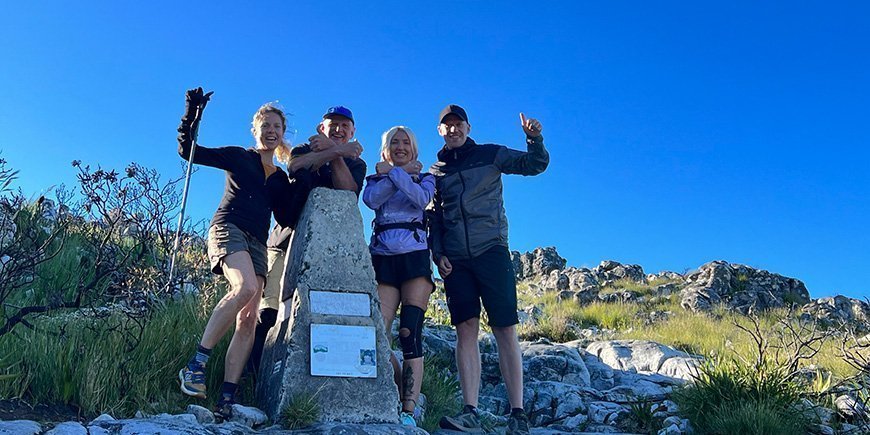 Gids Pete, Kenneth en collega's op de top van de Tafelberg