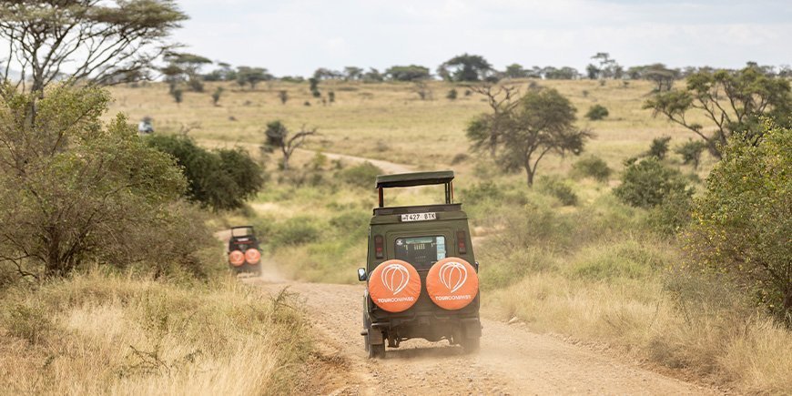 TourCompass safari jeepritten op het grind in Tanzania