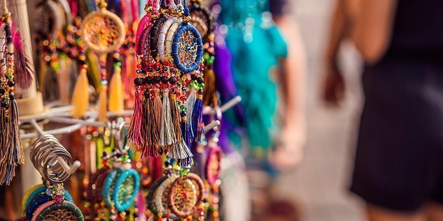 Souvenirs op de kunstmarkt van Ubud op Bali