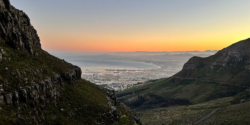 Uitzicht op Kaapstad vanaf de Tafelberg bij zonsopgang