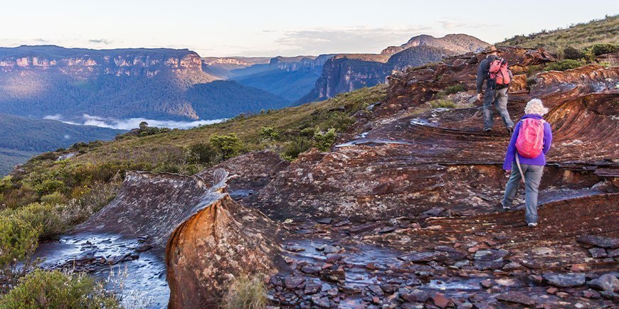 Een koppel wandelt in de Blue Mountains in Australië.