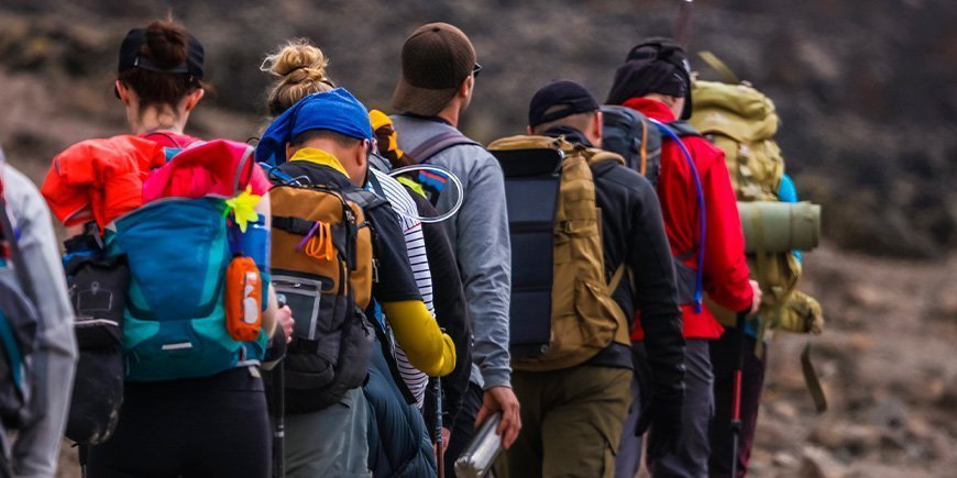 Trekkers lopen in een rij op de Kilimanjaro