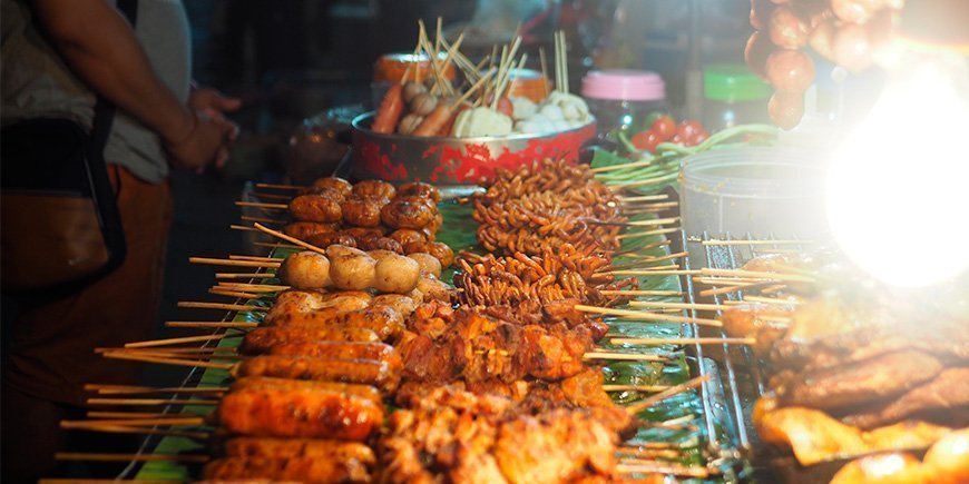 Straateten op de avondmarkt in Chiang Mai, Thailand