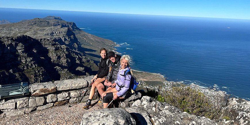 TourCompass team staat op de top van de Tafelberg in Kaapstad.