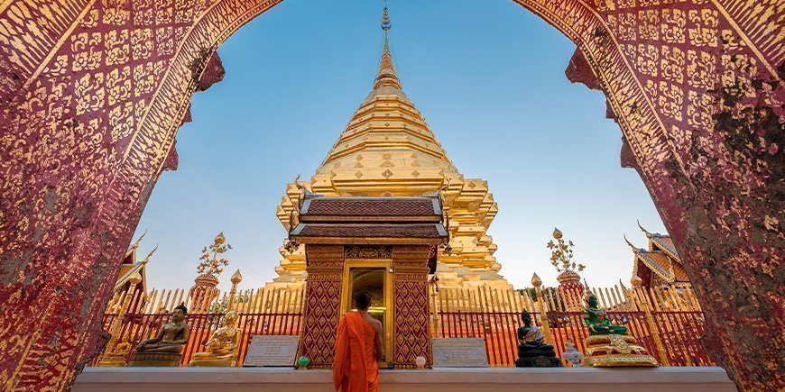Staande monnik bij Wat Phra That Doi Suthep tempel in Chiang Mai