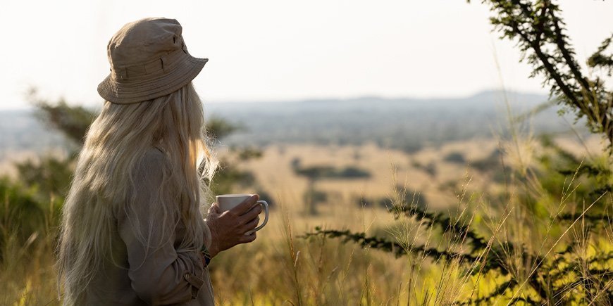 Vrouw kijkt naar de horizon in Tanzania