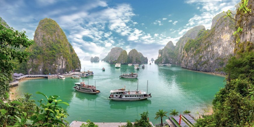 Kleine cruiseschepen varen in Ha Long Bay