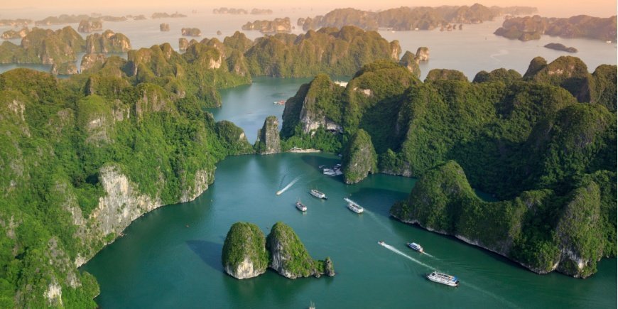 Overzicht van boten in Ha Long Bay