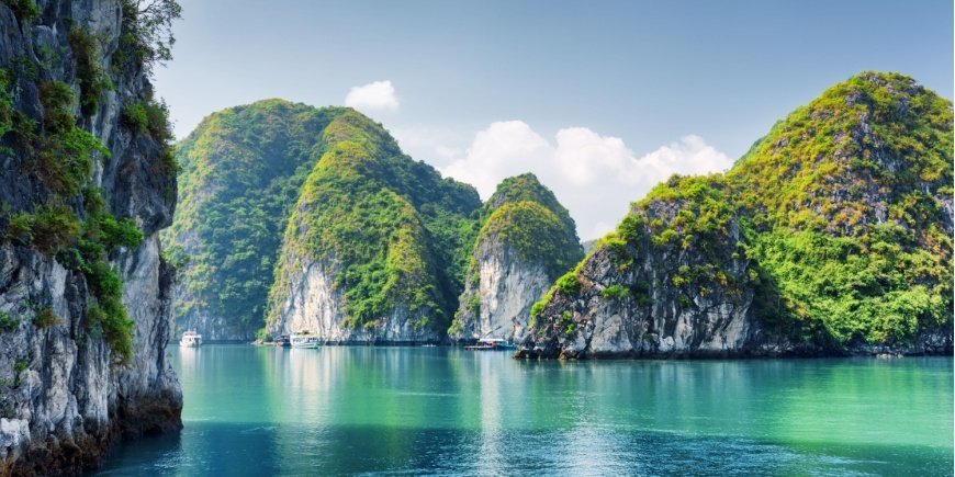 Kalksteenformaties in jadegroen water in Ha Long Bay