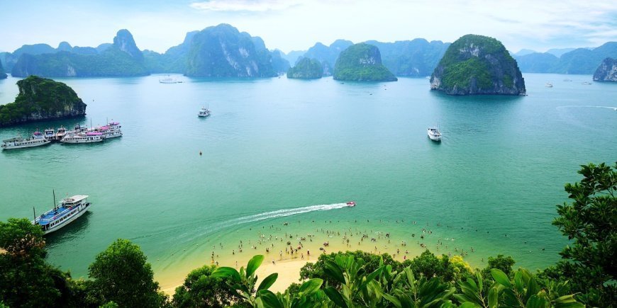 Mensen baden vanaf het strand in Ha Long Bay