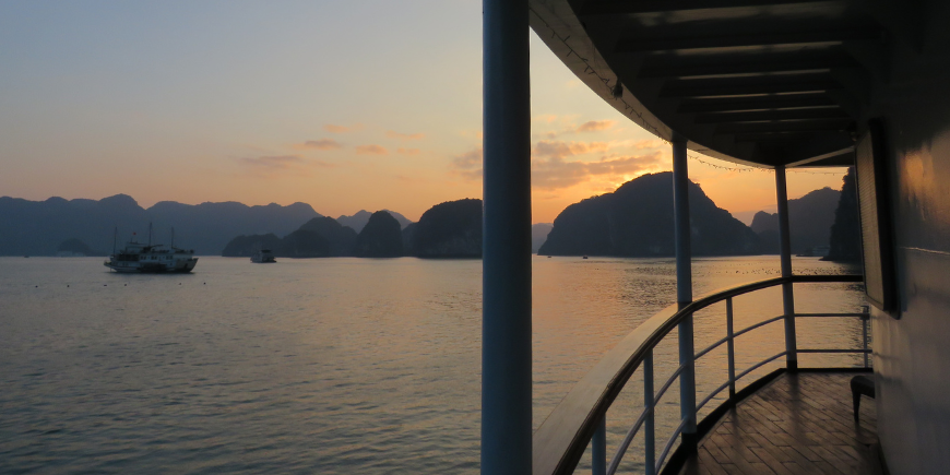 Zonsondergang over Ha Long Bay gezien vanaf een boot