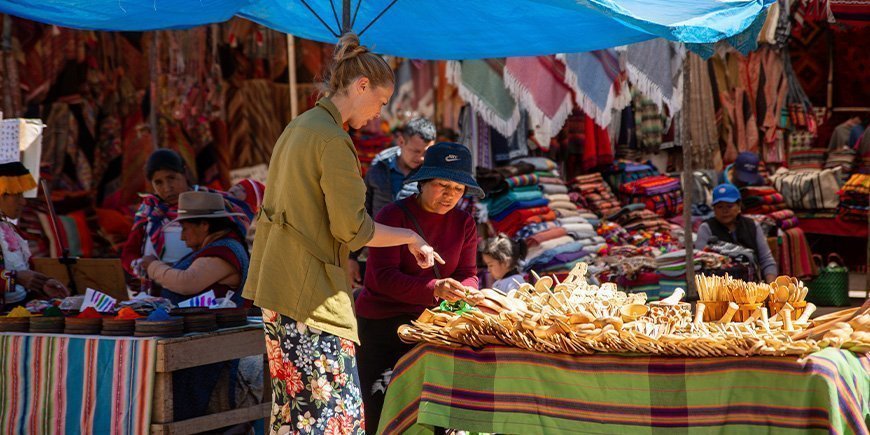 Vrouw koopt lokale souvenirs in Cusco, Peru