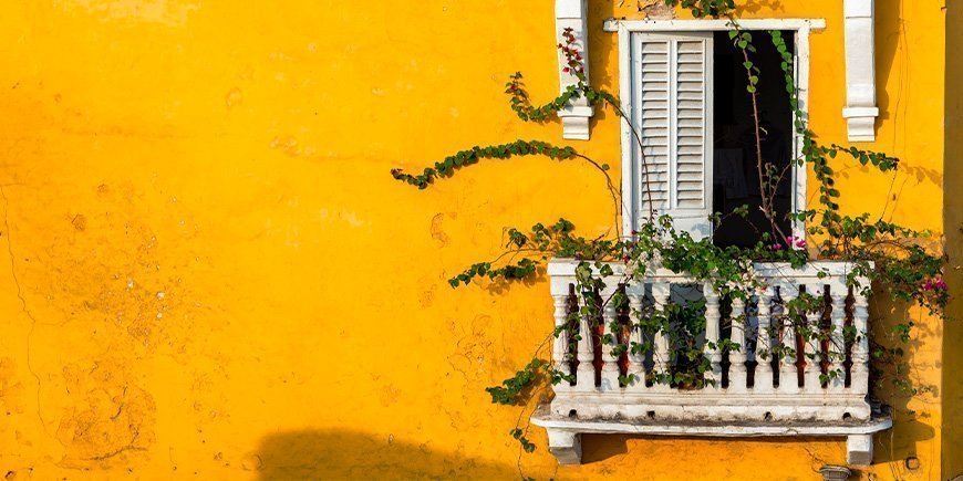 Kleurrijk balkon in Cartagena, Colombia