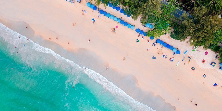 Kata Beach op Phuket in het zuiden van Thailand