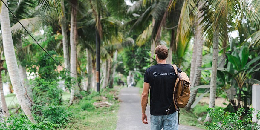 Man wandelt onder palmbomen op Bali, Indonesië