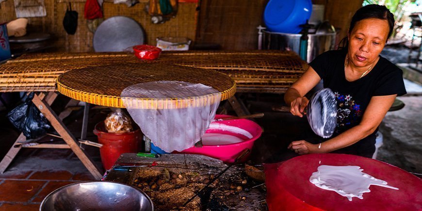 Vietnamese vrouwen maken rijstpapier in Vietnam