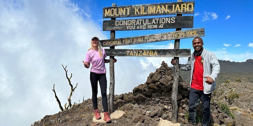 Catriona en gids bij Cathedral Point op de Kilimanjaro