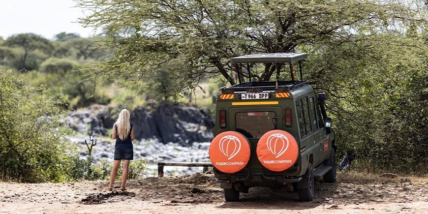 Vrouw en TourCompass Jeep in Tanzania