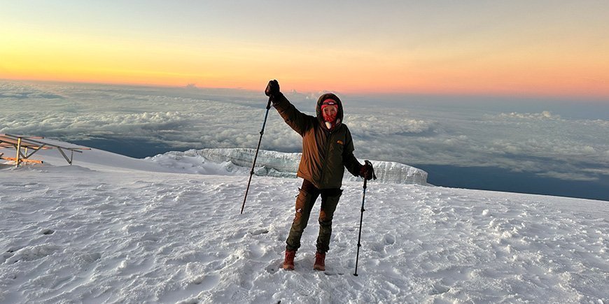 Vrouw in de sneeuw op de top van de Kilimanjaro.