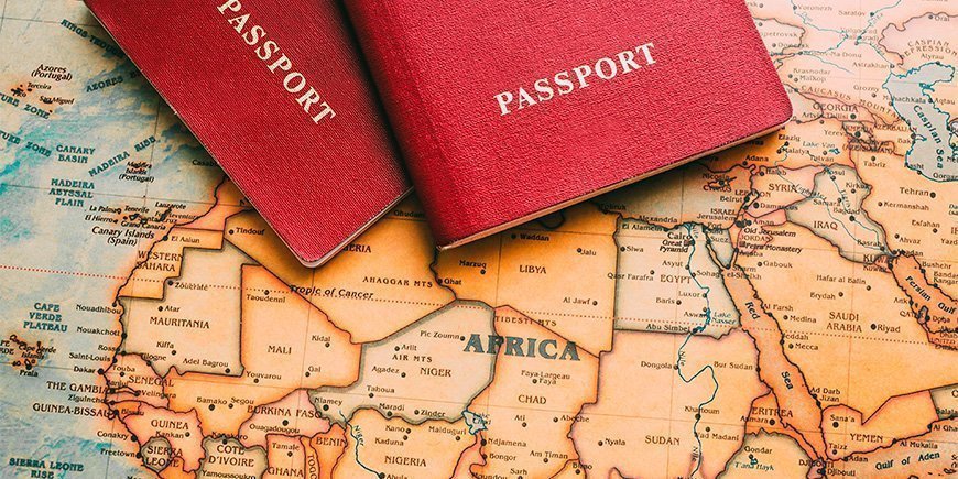 Twee paspoorten staan op kaarten van Afrika