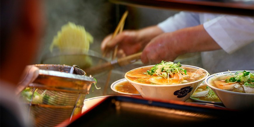 Chef-kok bereidt Ramen op de Tsukiji Vismarkt in Tokio
