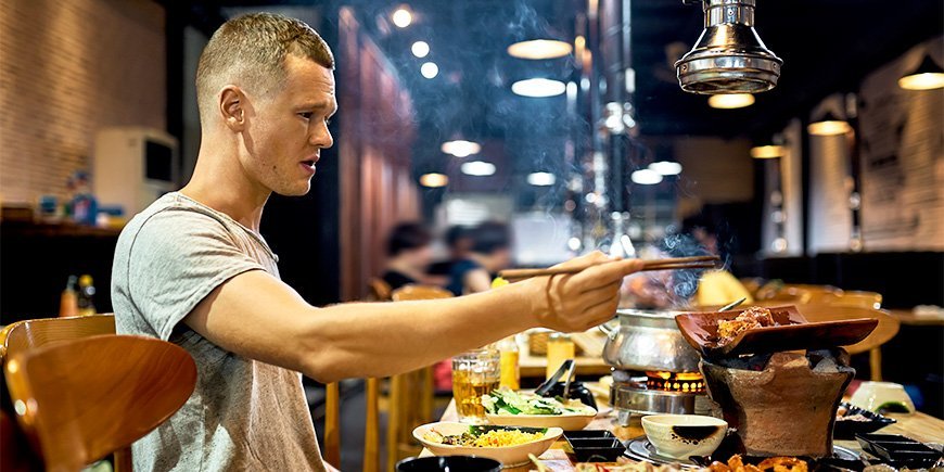 Man eet met eetstokjes in restaurant in Vietnam