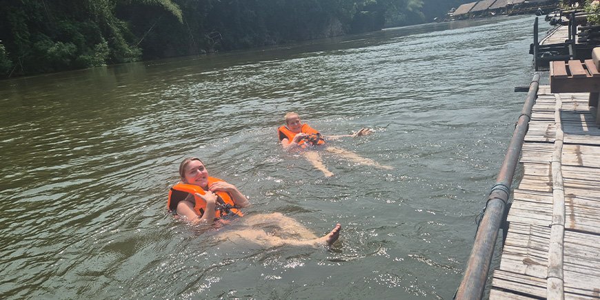 Cecilie probeert riviersprong bij de Kwai rivier