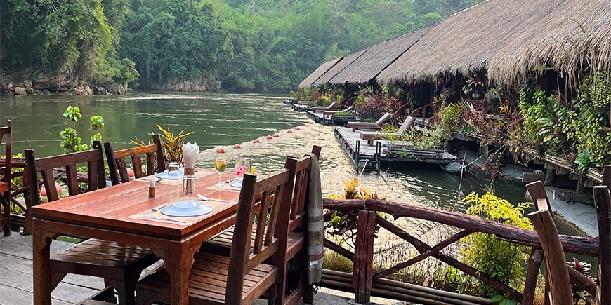 Tafel met uitzicht op de Kwai rivier
