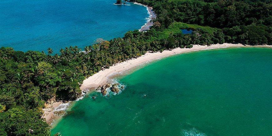 Manuel Antonio jungle en strand van bovenaf gezien