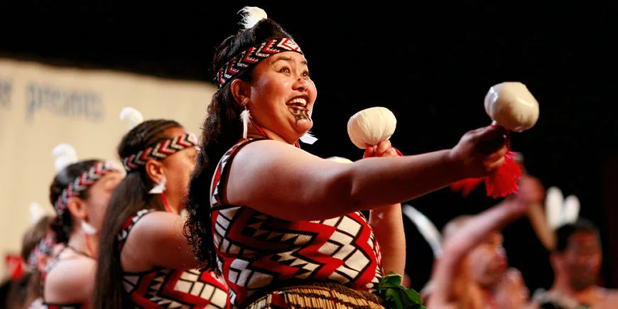 Groep Maori's doet traditionele dans